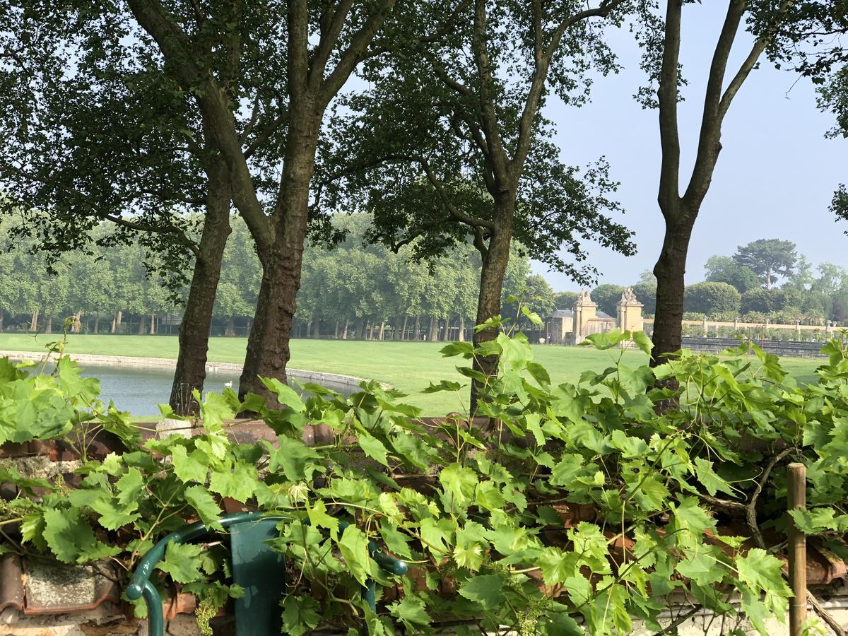 Bed In Versailles - Villa De La Piece D'Eau Des Suisses Exterior photo